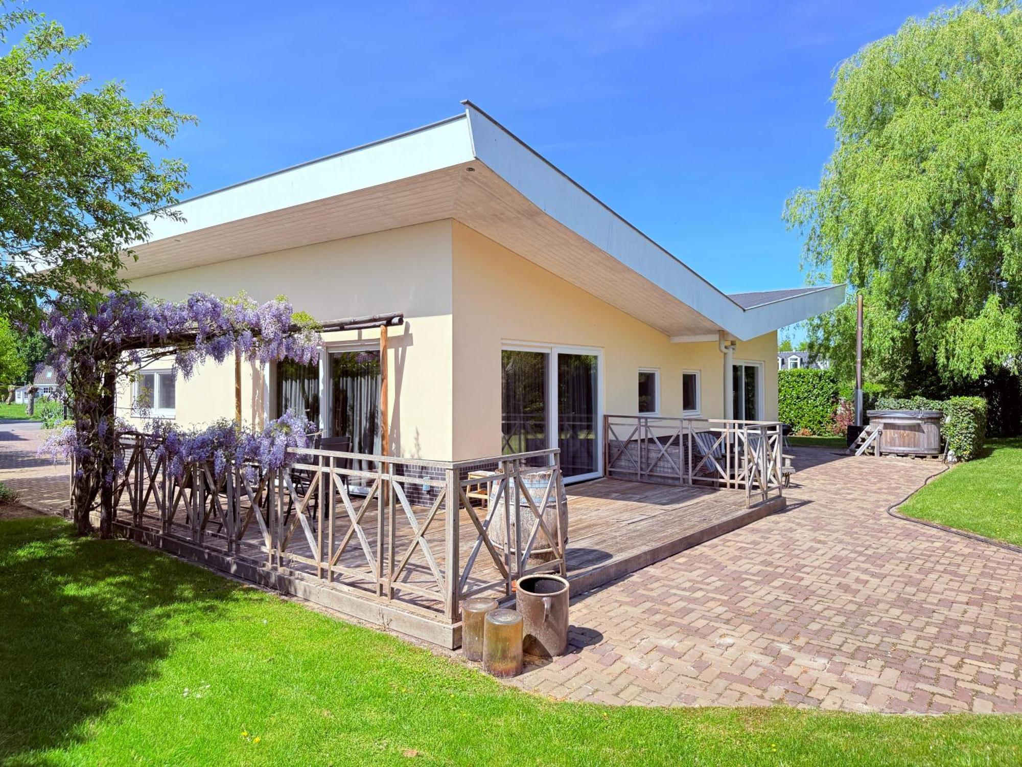 Spacious Comfort Villa Vera With Hottub Zeewolde Eksteriør billede